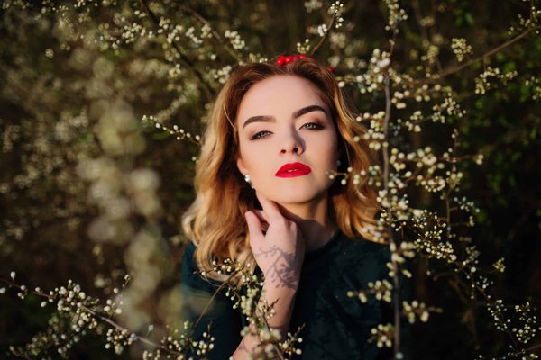 Comment intégrer des accessoires en soie dans un style business sans être trop décontracté?